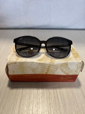 Maui Jim Black Round Gradient Sunglasses with Dark Smoke Lenses